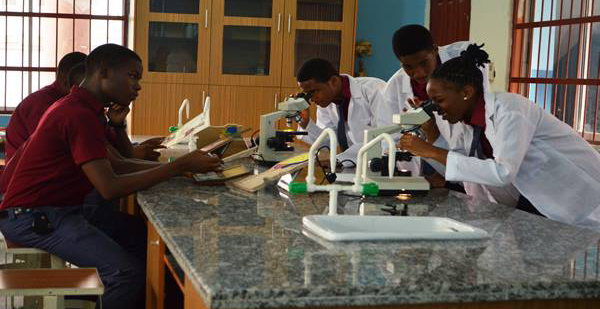 abec-students-in-laboratory